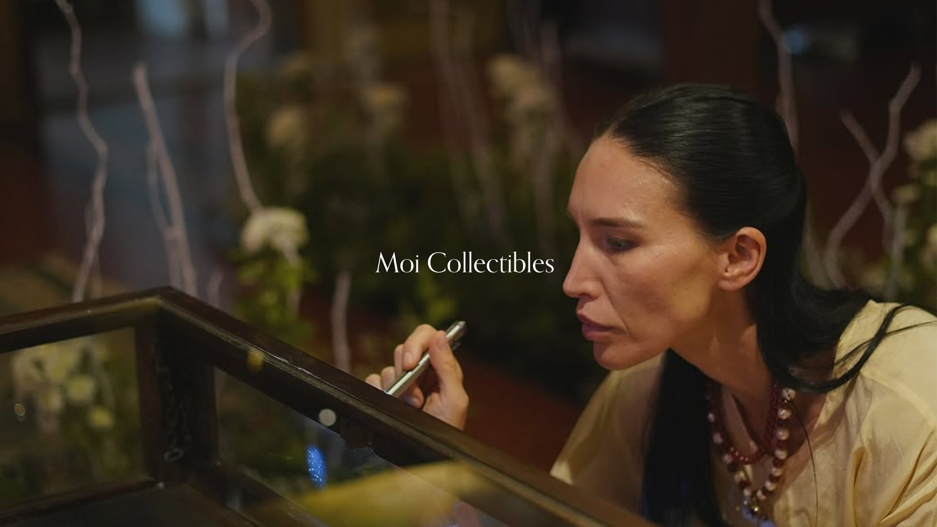 An intimate moment of discovery as guests illuminate the jewellery by hand, watching each piece come alive under a focused beam of light.